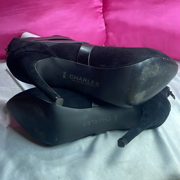 (E2) Charles David black suede heeled ankle boots with gold buckle detail Sz 8.5 - Picture 6 of 10